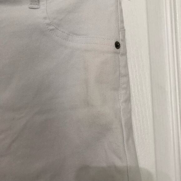 Body By Us Women's Denim Shorts Stretch Flat‎ Front Pockets White Size Large - Picture 3 of 7